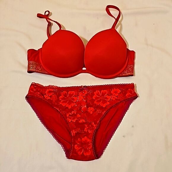 Victoria's secret bundle of bra and panties. - Picture 1 of 6